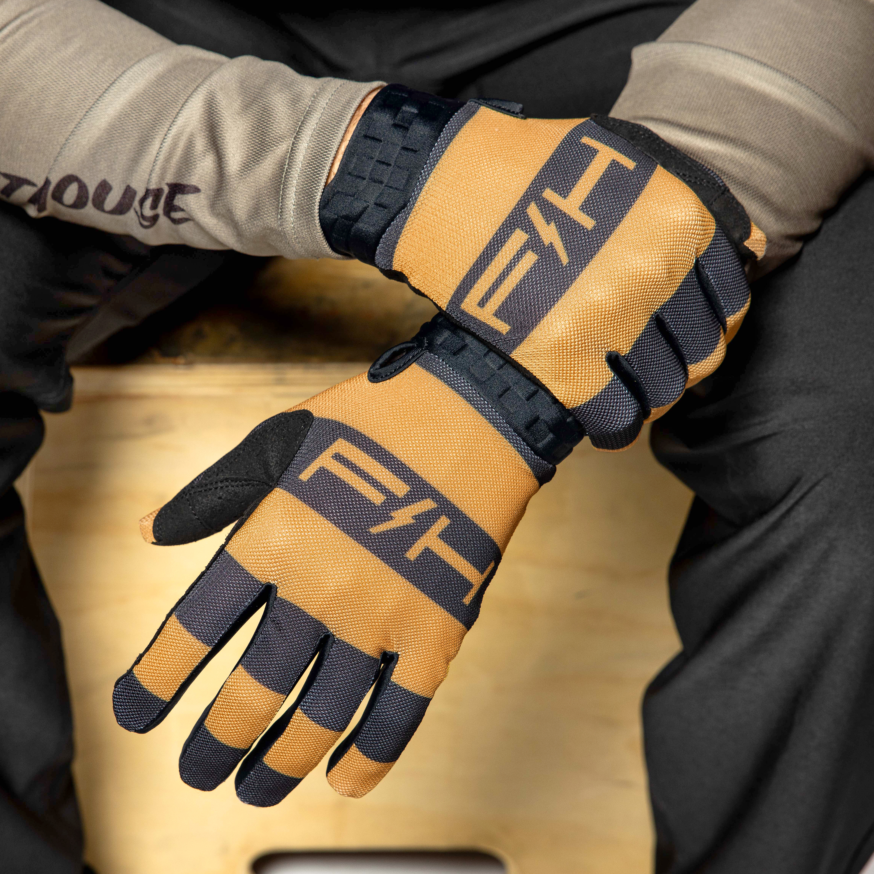 Vapor Ray Glove - Vintage Gold-Black_Detail3
